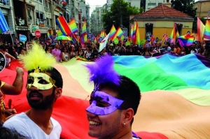 Türkiye’de 29 Adet LGBT Derneği Var Ama Canlarına Okuyacak Bir Adet Hükümet Yok!
